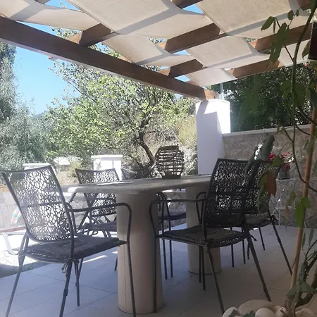 Green Rock - Gardens, Playground And Close To Beach!