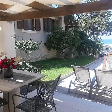 Green Rock - Gardens, Playground And Close To Beach! *